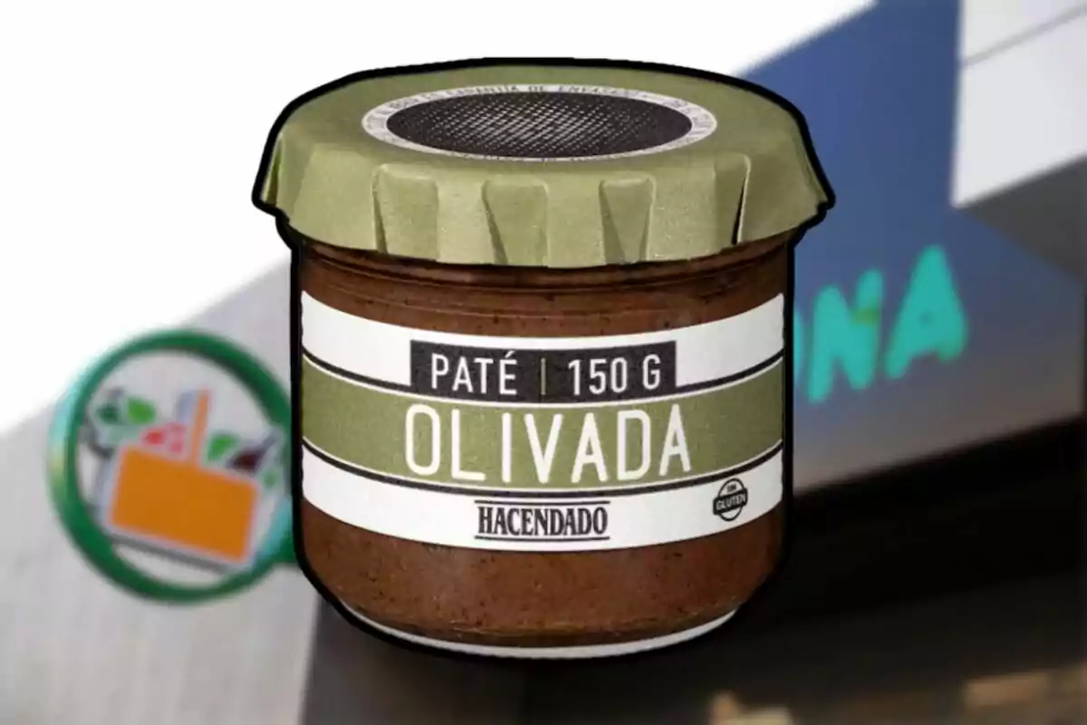 Un pot de paté d'olivada de la marca Hacendado amb un fons que mostra part d'un logotip de supermercat. Un pot de paté d'olivada de la marca Hacendado amb un fons que mostra part d'un logotip de supermercat.