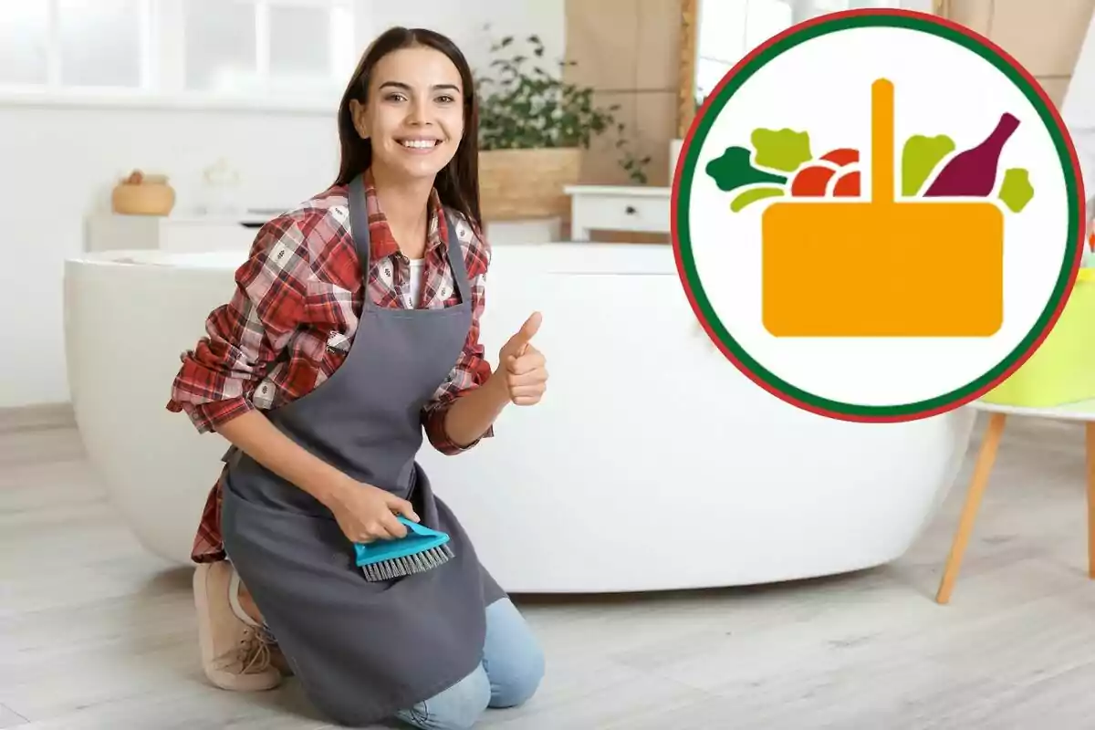 Mujer sonriente con delantal y cepillo en mano, haciendo una señal de aprobación, junto a un icono de cesta de compras con alimentos.