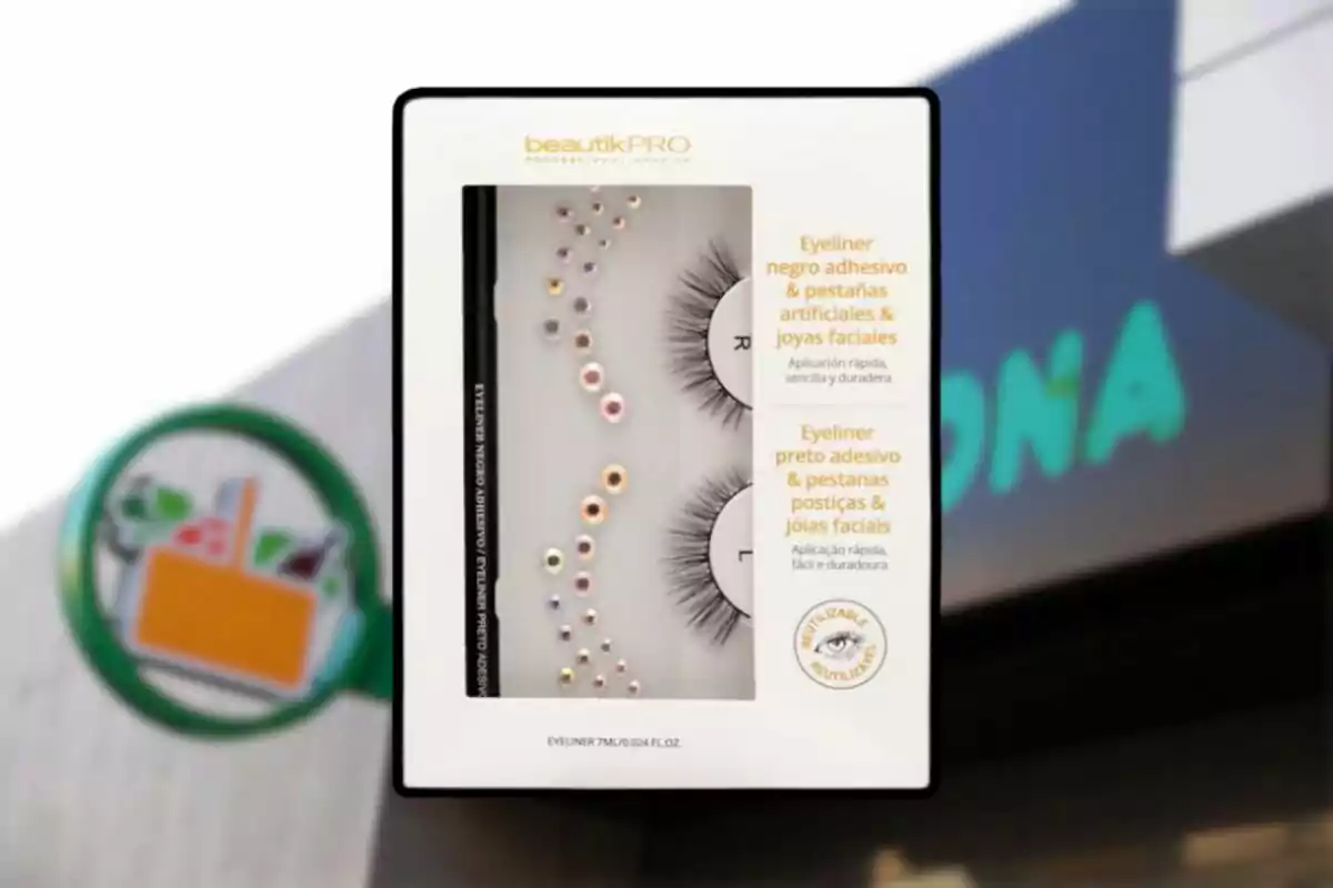 Un paquet de BeautikPRO que conté un delineador negre adhesiu, pestanyes artificials i joies facials amb un fons que mostra el logotip d'una botiga. Un paquet de BeautikPRO que conté un delineador negre adhesiu, pestanyes artificials i joies facials amb un fons que mostra el logotip d'una botiga.
