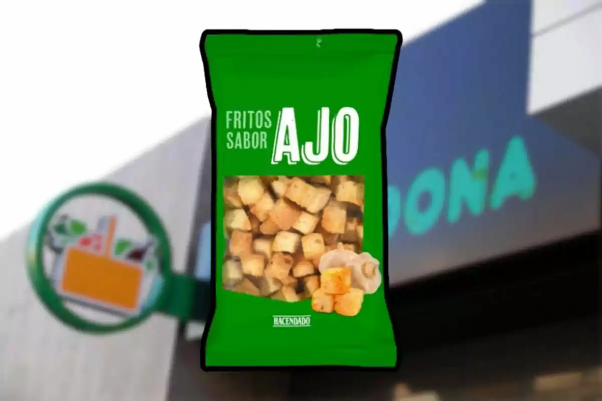 Green bag of Hacendado garlic-flavored Fritos in front of a blurred Mercadona store.