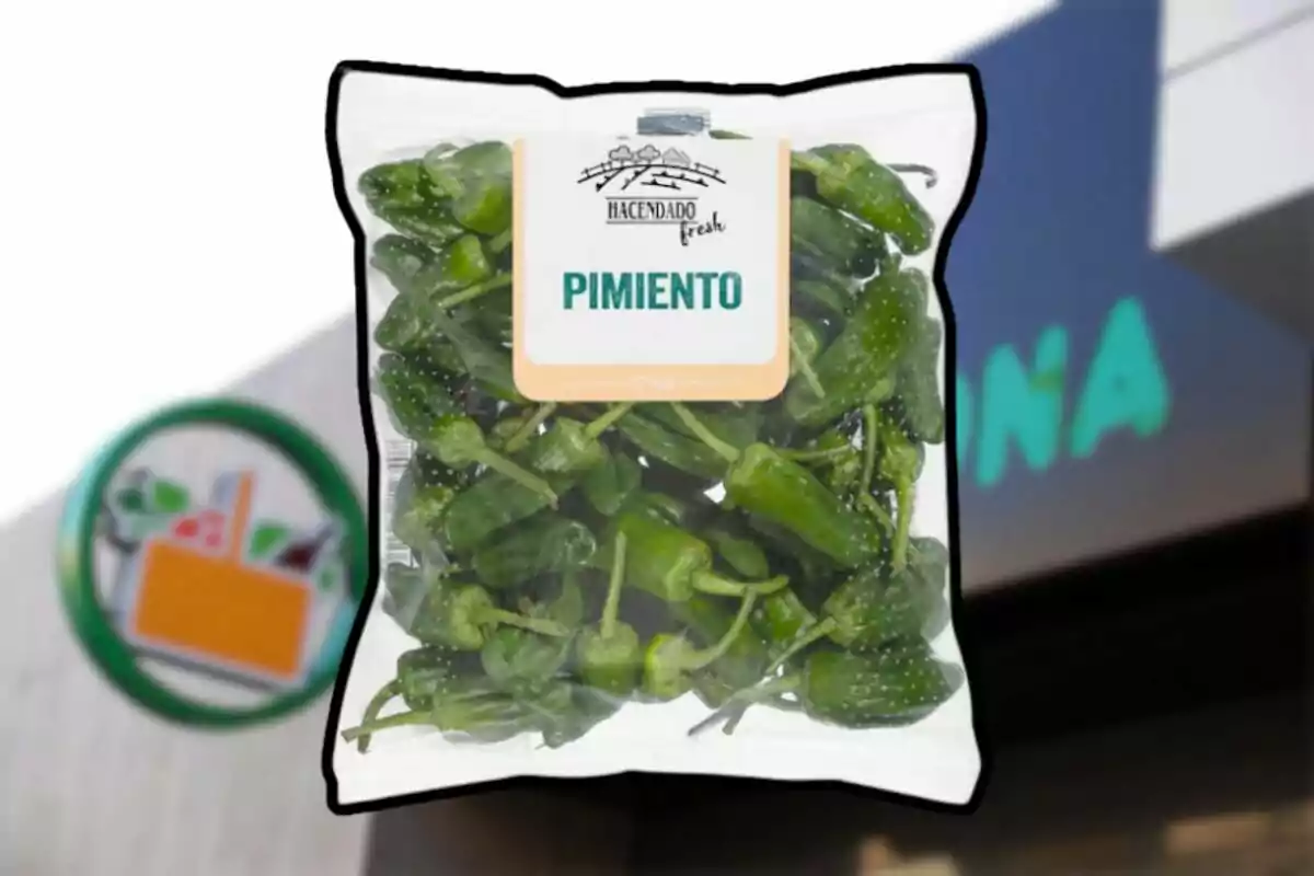 Bossa de pebrots verds de la marca Hacendado davant d’una botiga Mercadona desenfocada Bossa de pebrots verds de la marca Hacendado davant d’una botiga Mercadona desenfocada