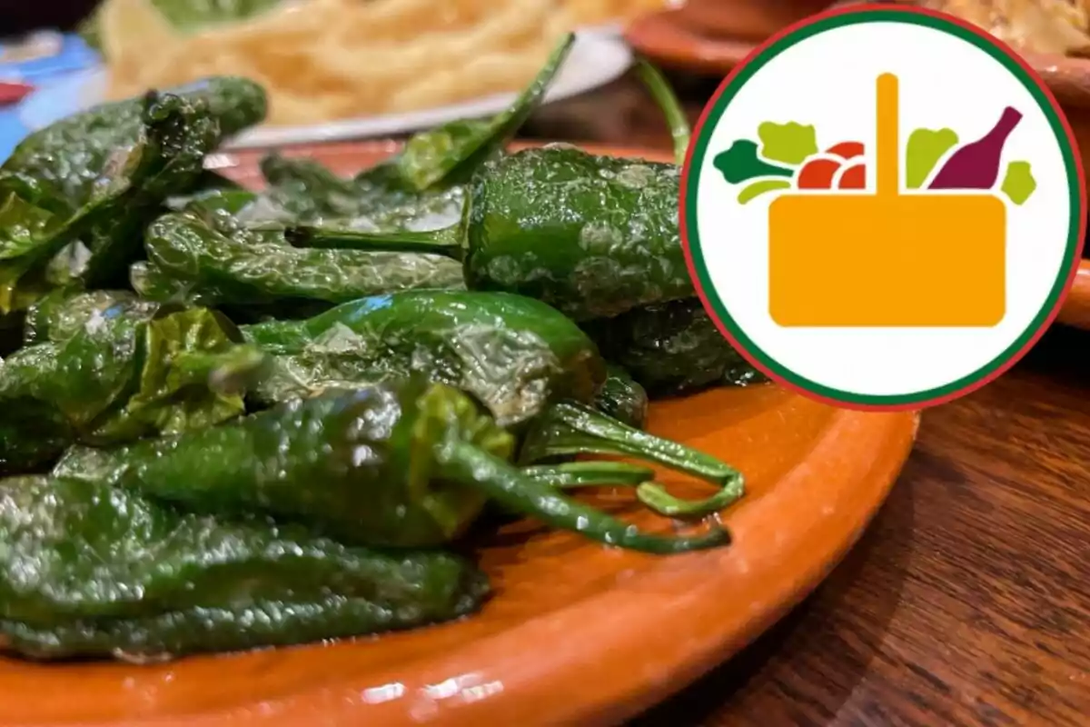 Pebrots verds rostits servits en un plat de fang amb una icona de cistella d’aliments a la cantonada superior dreta Pebrots verds rostits servits en un plat de fang amb una icona de cistella d’aliments a la cantonada superior dreta