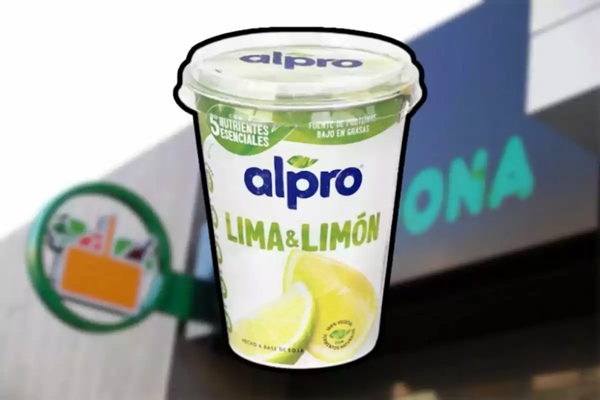 Envàs de iogurt de llima i llimona de la marca Alpro amb fons de botiga difuminat. Envàs de iogurt de llima i llimona de la marca Alpro amb fons de botiga difuminat.