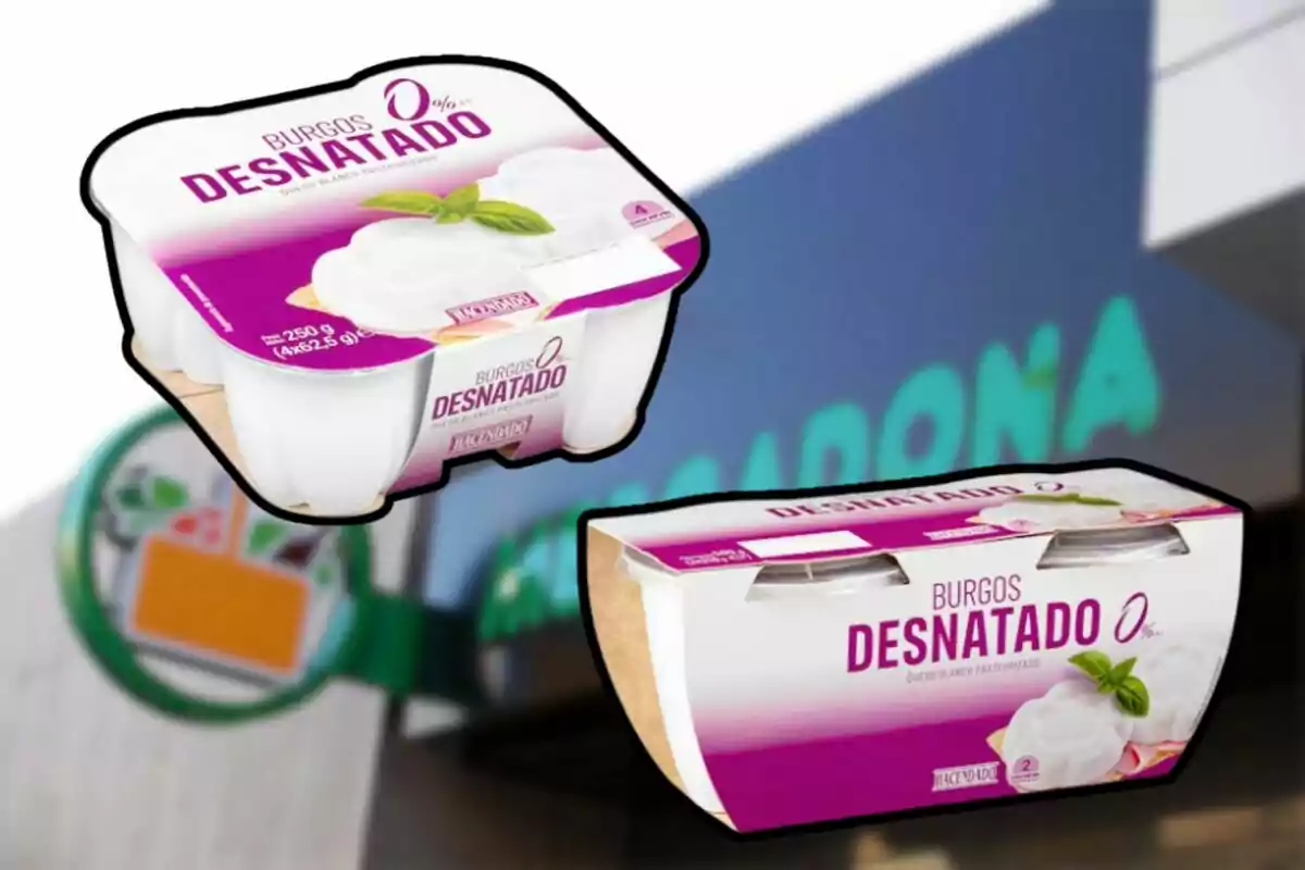 Envasos de formatge fresc desnatat de la marca Hacendado davant d'un cartell de supermercat. Envasos de formatge fresc desnatat de la marca Hacendado davant d'un cartell de supermercat.