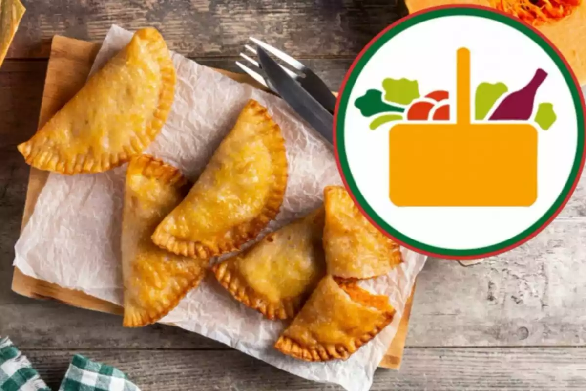 Empanades daurades sobre paper encerat amb un logotip de cistella d'aliments a la cantonada superior dreta. Empanades daurades sobre paper encerat amb un logotip de cistella d'aliments a la cantonada superior dreta.
