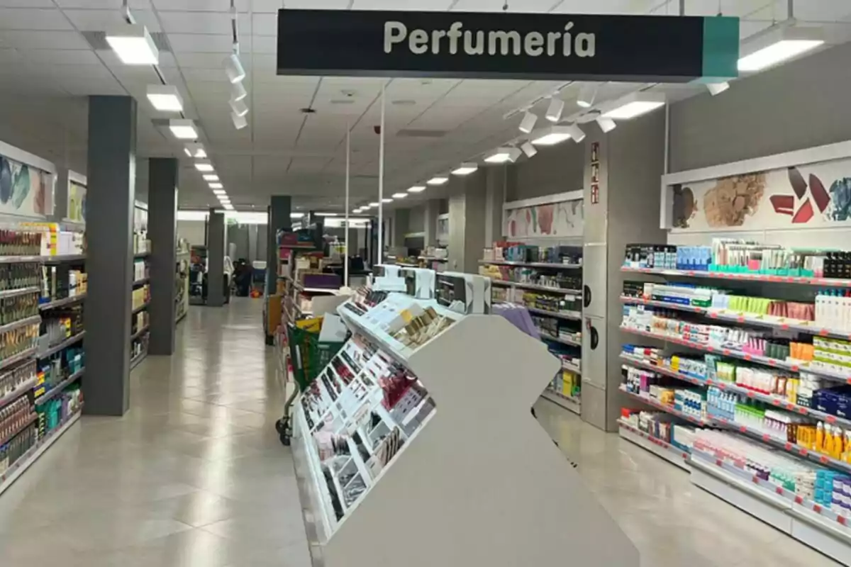 Pasillo de una tienda con estantes llenos de productos de perfumería y cuidado personal