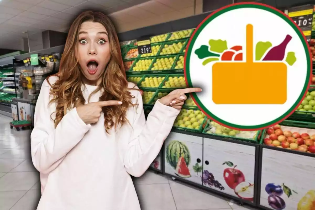 Mujer sorprendida señalando un logo de supermercado en la sección de frutas y verduras.