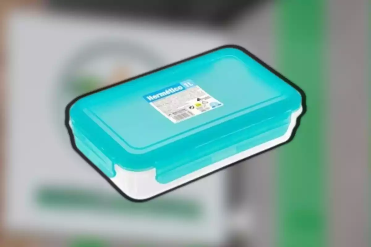 Contenidor hermètic de plàstic amb tapa blava i capacitat de 1 litre. Contenidor hermètic de plàstic amb tapa blava i capacitat de 1 litre.