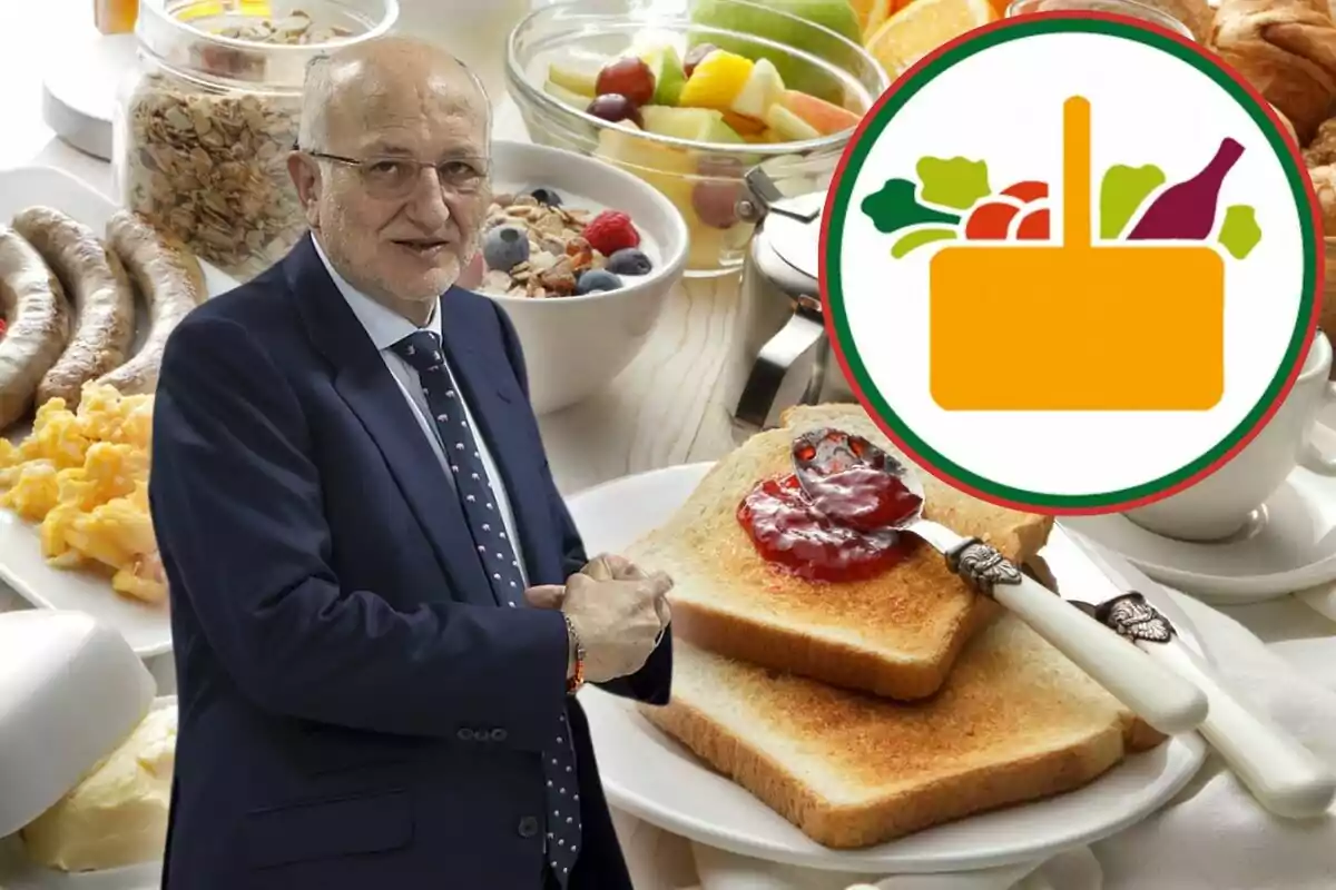 Un hombre con traje y corbata está frente a una mesa con un desayuno variado que incluye tostadas con mermelada, salchichas, huevos revueltos, cereales y frutas, junto a un logotipo de una cesta de alimentos.