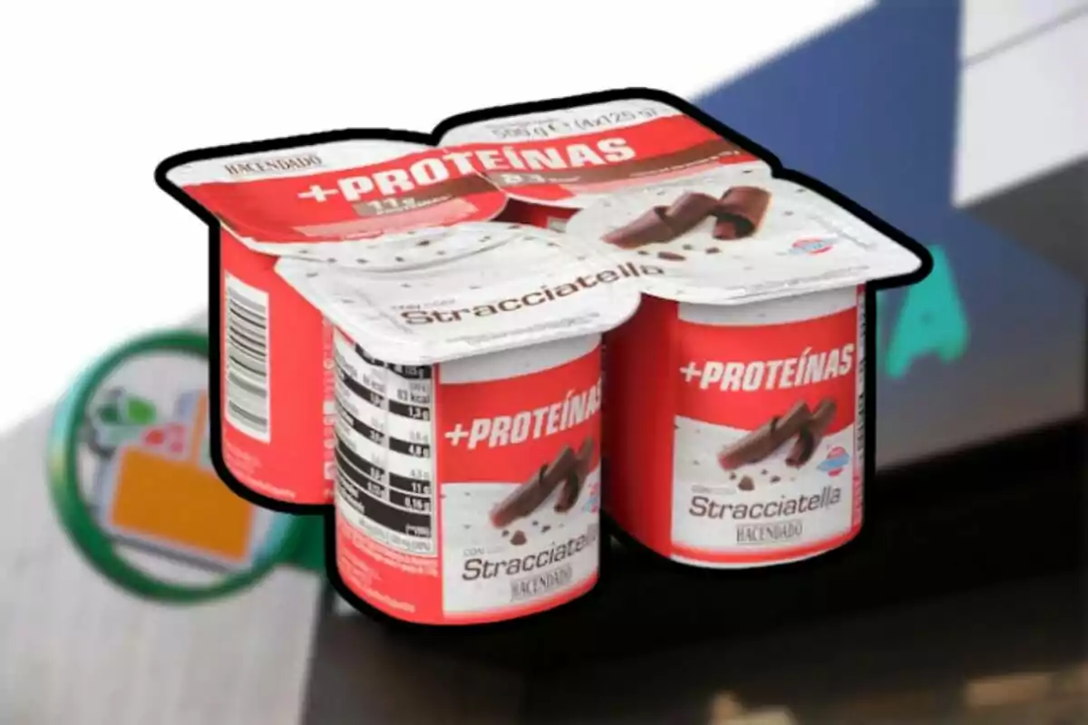 Un paquet de quatre iogurts de stracciatella amb alt contingut en proteïnes de la marca Hacendado. Un paquet de quatre iogurts de stracciatella amb alt contingut en proteïnes de la marca Hacendado.