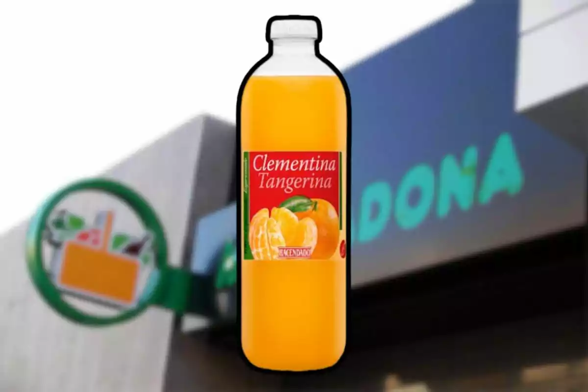 Ampolla de suc de clementina i mandarina de la marca Hacendado davant d’un supermercat Mercadona desenfocat Ampolla de suc de clementina i mandarina de la marca Hacendado davant d’un supermercat Mercadona desenfocat