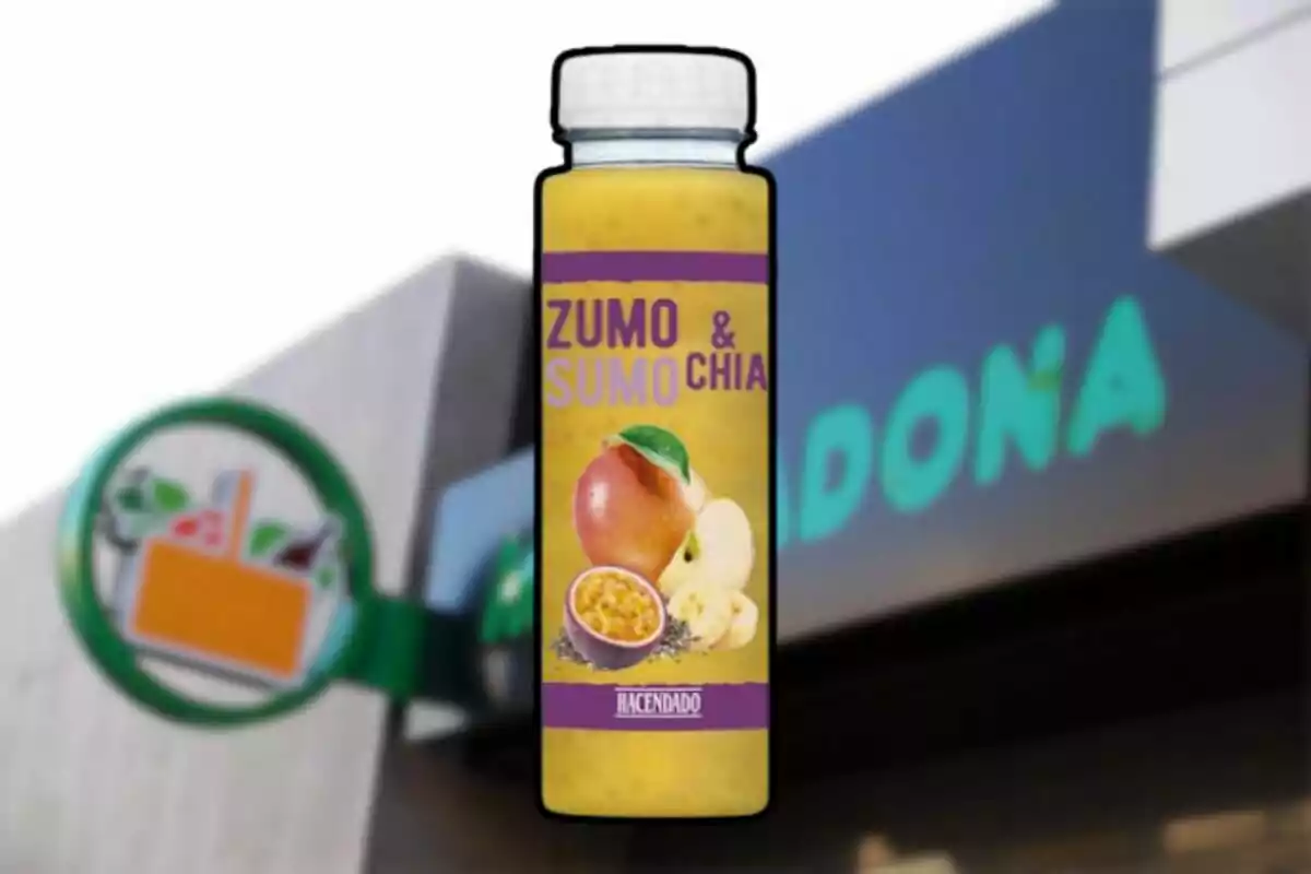 Ampolla de suc de fruites i xia de la marca Hacendado davant d'un supermercat. Ampolla de suc de fruites i xia de la marca Hacendado davant d'un supermercat.