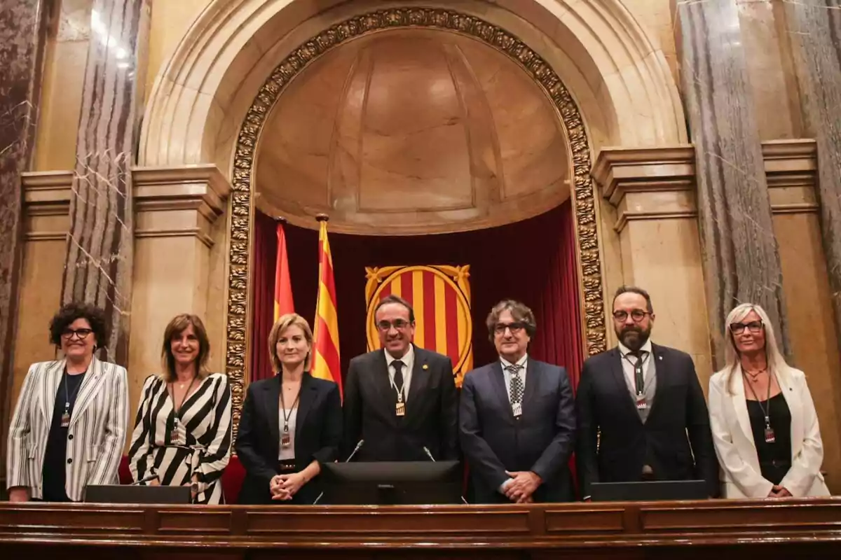 Foto dels membres de la Taula del Parlament de Catalunya situats a fila, dempeus, a la tribuna del Parlament