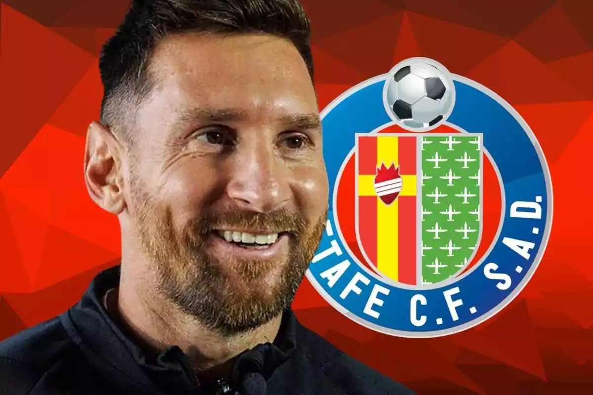 Lionel Messi amb un gran somriure al costat d'un escut del Getafe