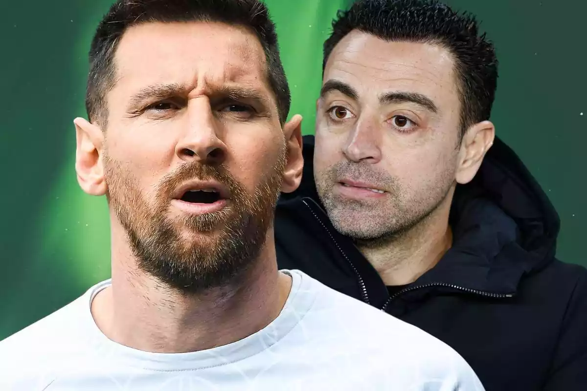 Leo Messi i Xavi Hernández en primer pla sobre un fons verd