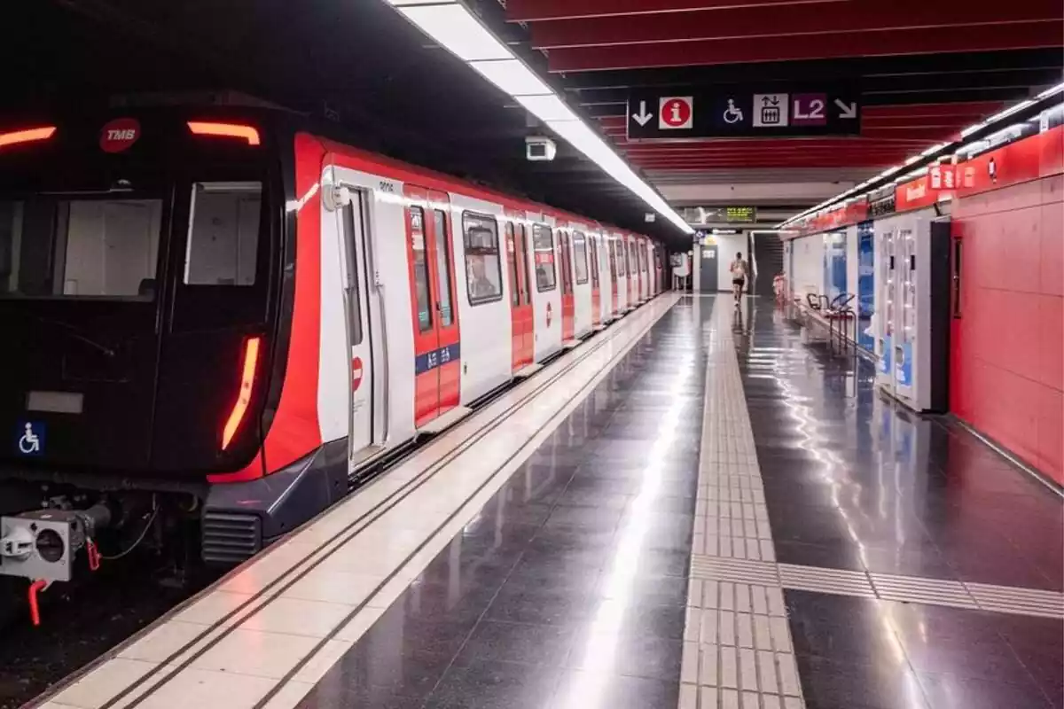 Metro parat a una andana de la L1 de Barcelona