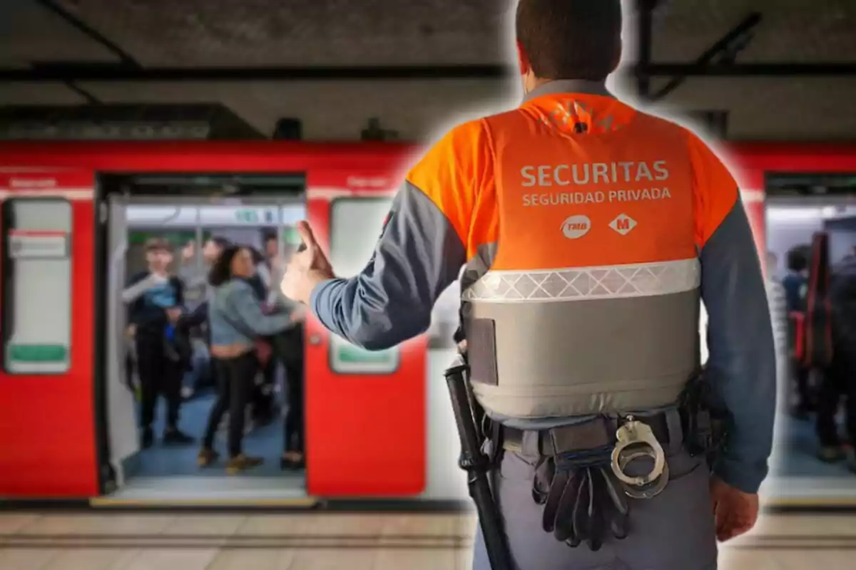 Un guardia de seguridad con chaleco naranja supervisa la entrada de pasajeros en un vagón de metro rojo.