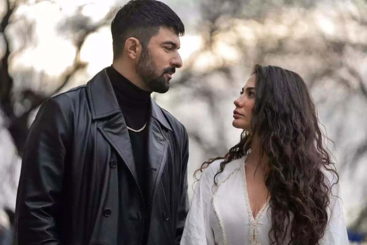 Captura de Demet Ozdemir y Engin Akyürek como protagonistas de Mi nombre es Farah en Divinity