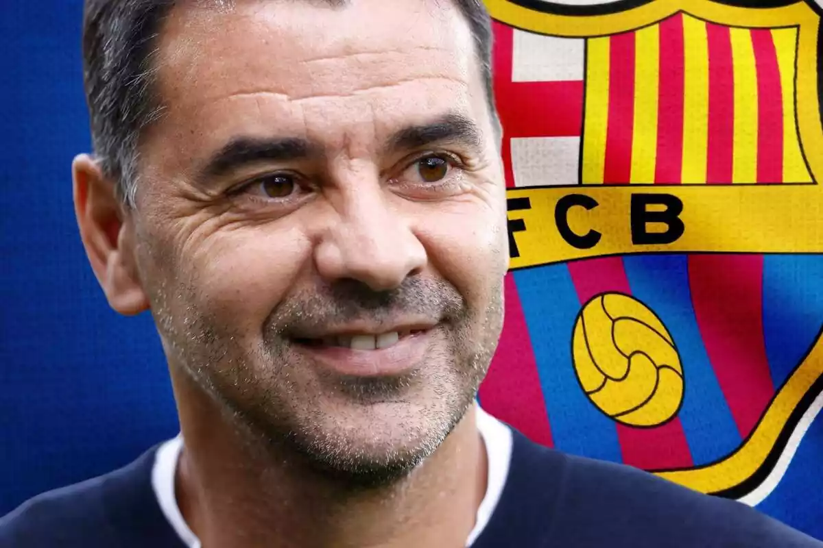 Míchel Sánchez amb un somriure al costat de l'escut del FC Barcelona