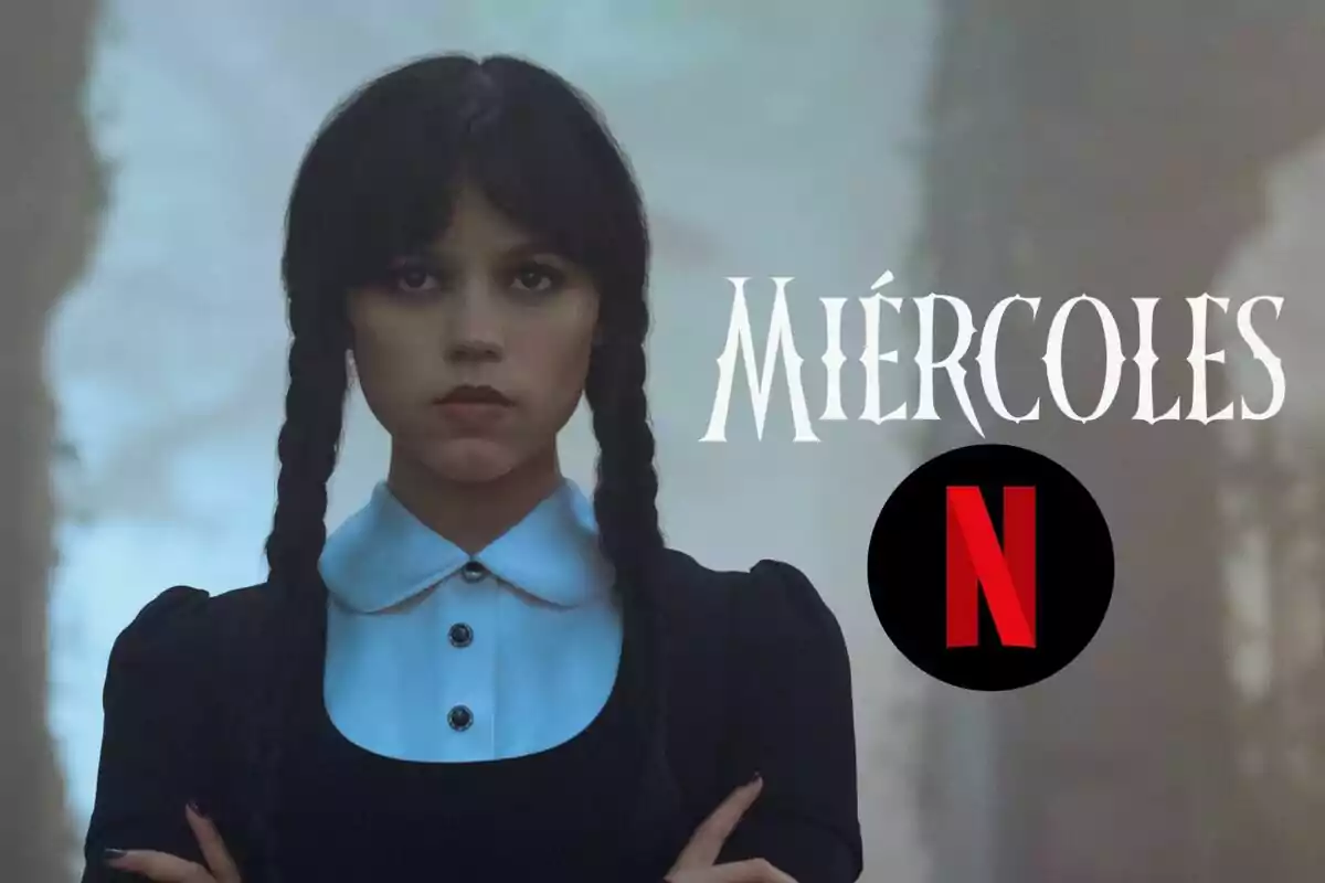 Jenna Ortega amb trenes i expressió seriosa vesteix un uniforme fosc amb coll blanc al costat del títol "Dimecres" i el logotip de Netflix.