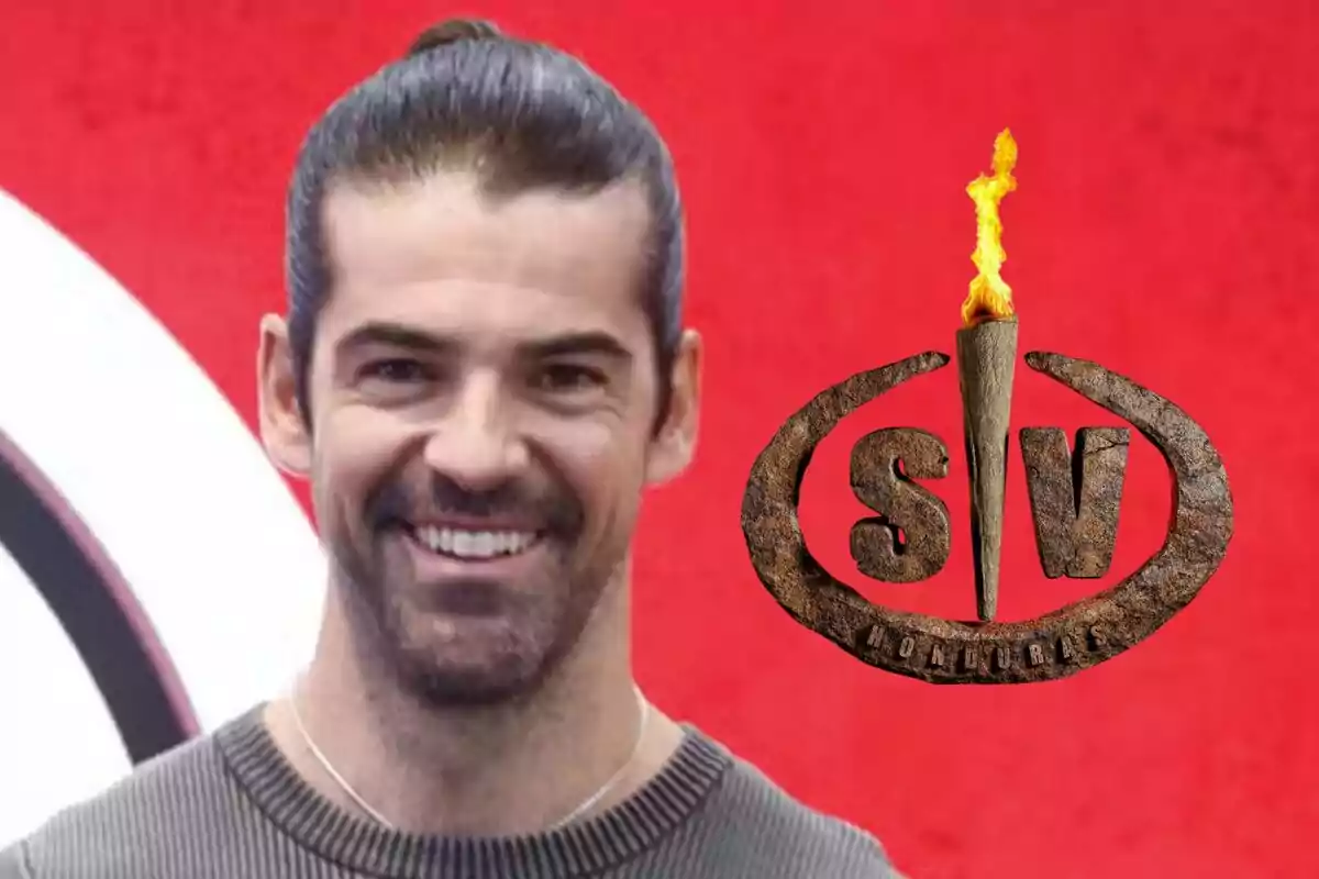 Miguel Ángel Muñoz sonriente con el logo de Supervivientes que tiene una antorcha sobre un fondo rojo.