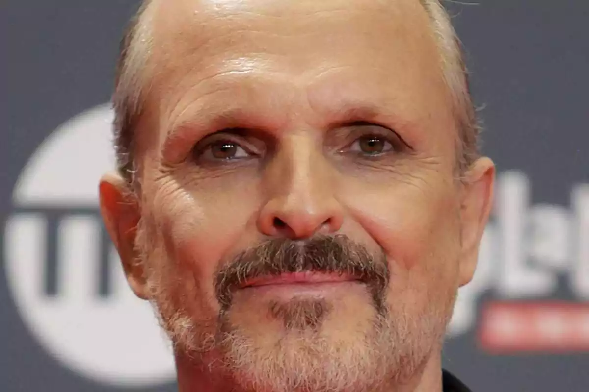 Imatge primer pla de Miguel Bosé cara neutra als Platino Awards de 2017 celebrats a Madrid