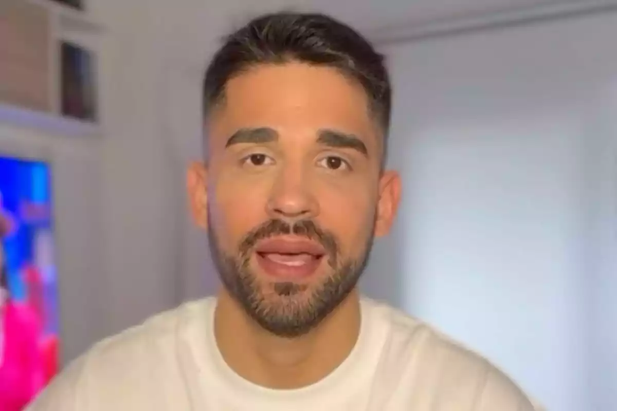 Miguel Frigenti con barba y cabello corto en una habitación iluminada.