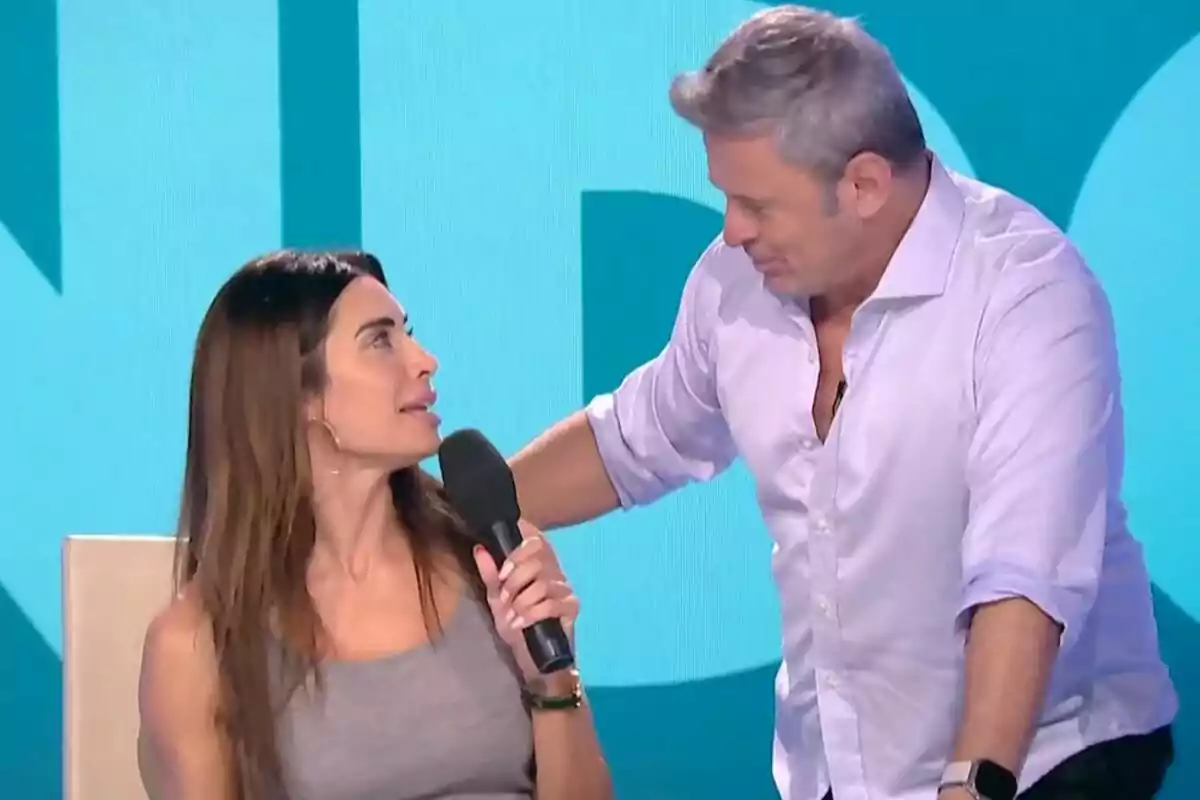 Captura de Pilar Rubio amb un micròfon a la mà mira Miki Nadal que està dret al seu costat a Zapeando