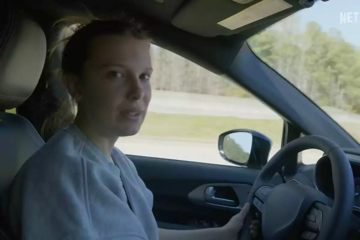 Fotografía de Millie Bobby Brown conduciendo un coche en el rodaje de la quinta temporada de Stranger Things