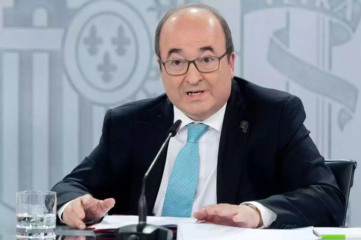 Pla mitjà de Miquel Iceta assegut i parlant en una roda de premsa del Govern