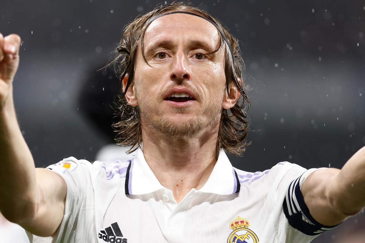Luka Modric celebrant un gol amb els braços oberts
