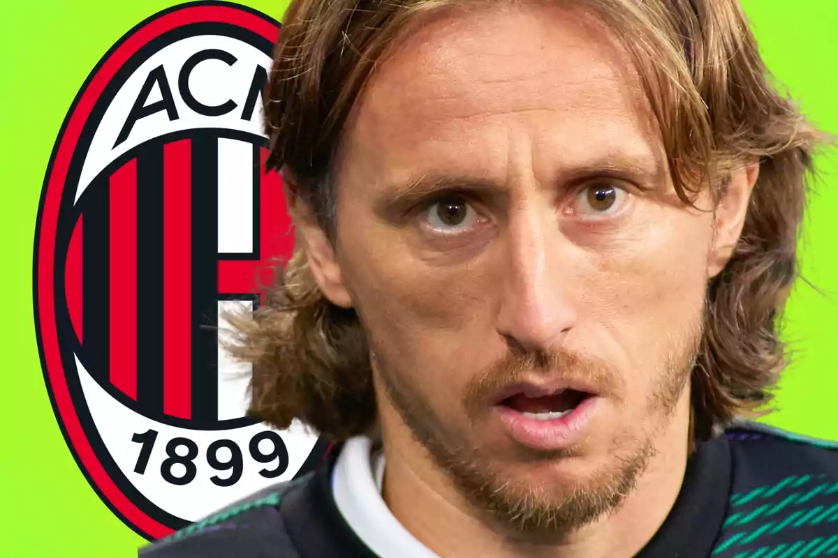 Un home de cabells llargs i expressió seriosa apareix en primer pla amb l’escut de l’AC Milan de fons sobre un color verd brillant.