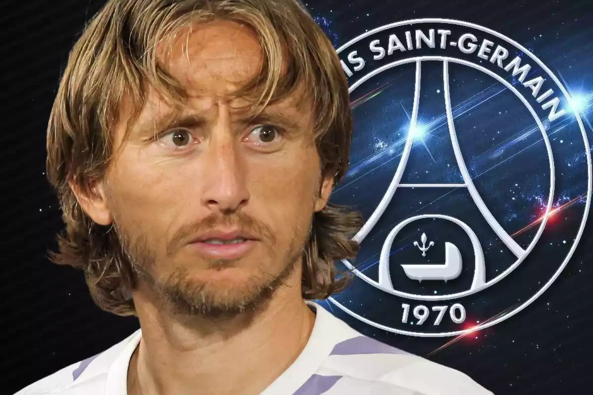 Luka Modric mirant de banda amb l'escut del PSG al fons