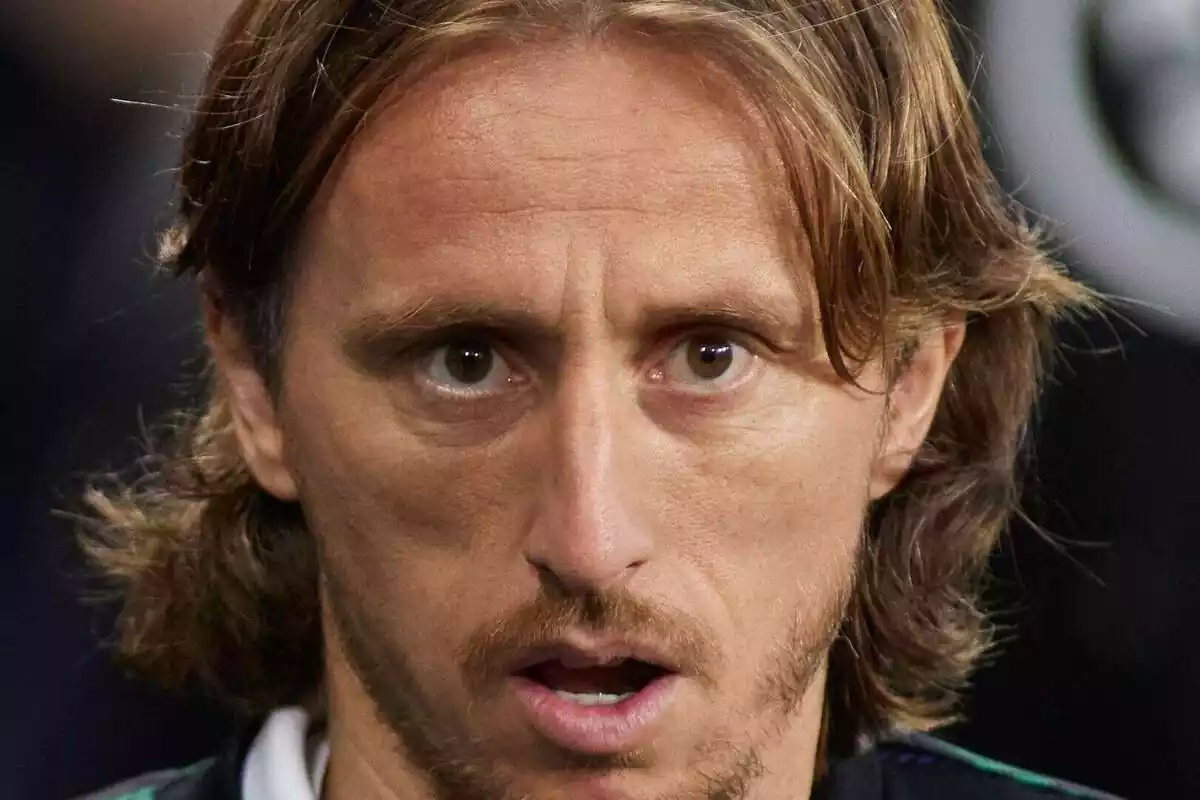 Primer pla de Luka Modric seriós i mirant a càmera