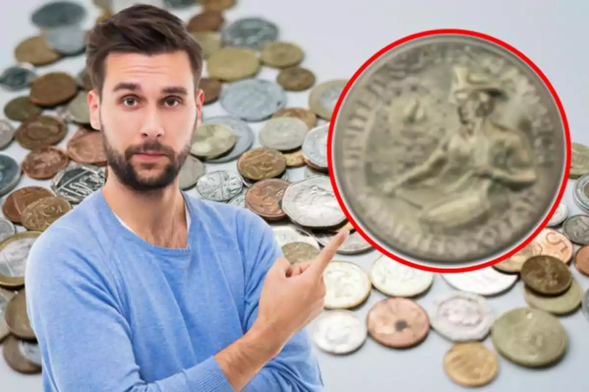 Un hombre señalando con el dedo a una moneda que no se puede ver y monedas en el fondo