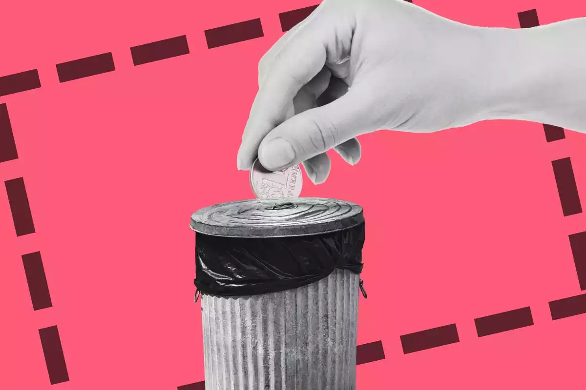 Una mà llençant una moneda a les escombraries com si fos una guardiola