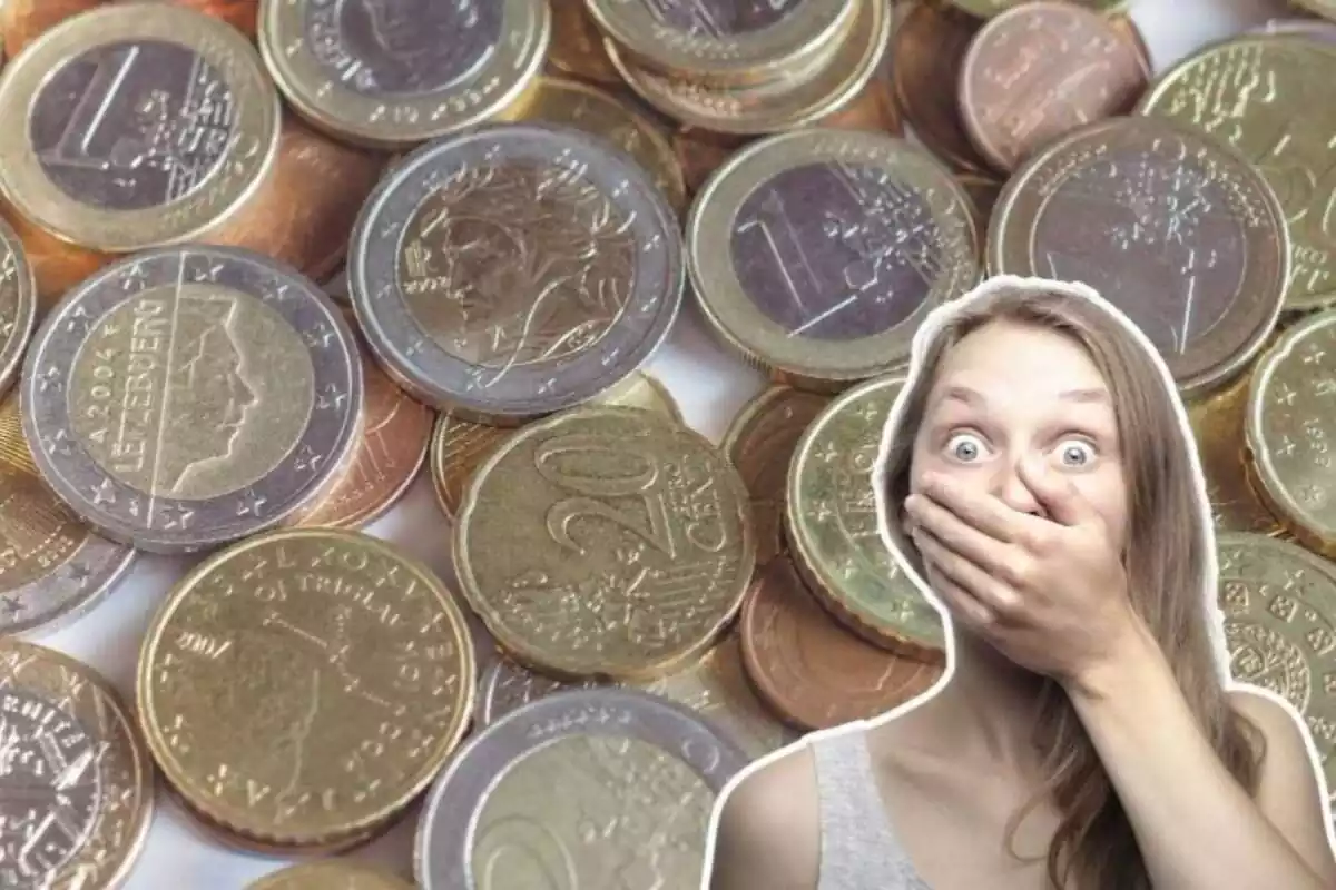Imatge de fons de diverses monedes d?euro i una altra imatge d?una dona sorpresa
