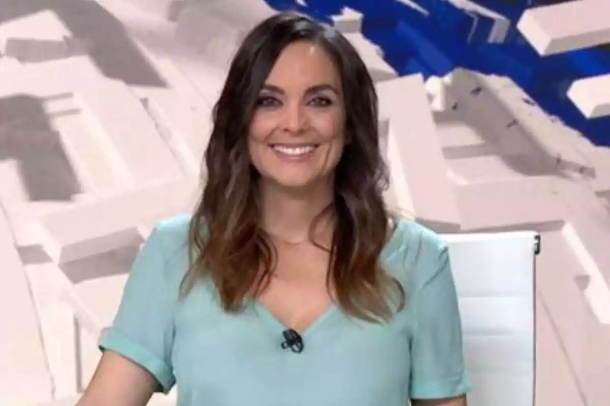 Mónica Carrillo sonriendo como presentadora de Antena 3 Noticias Fin de Semana