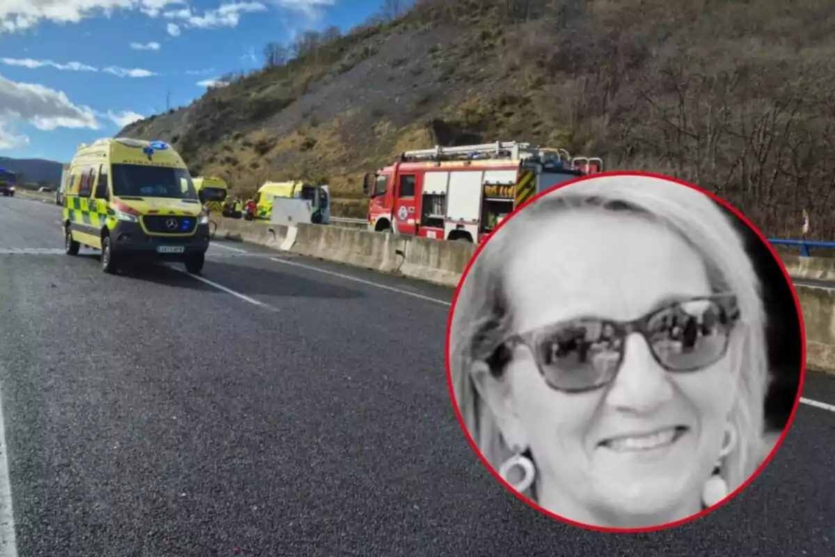 Una carretera con vehículos de emergencia, incluyendo una ambulancia y un camión de bomberos, con una imagen en blanco y negro de María Salceda Arias con gafas de sol en un círculo superpuesto.