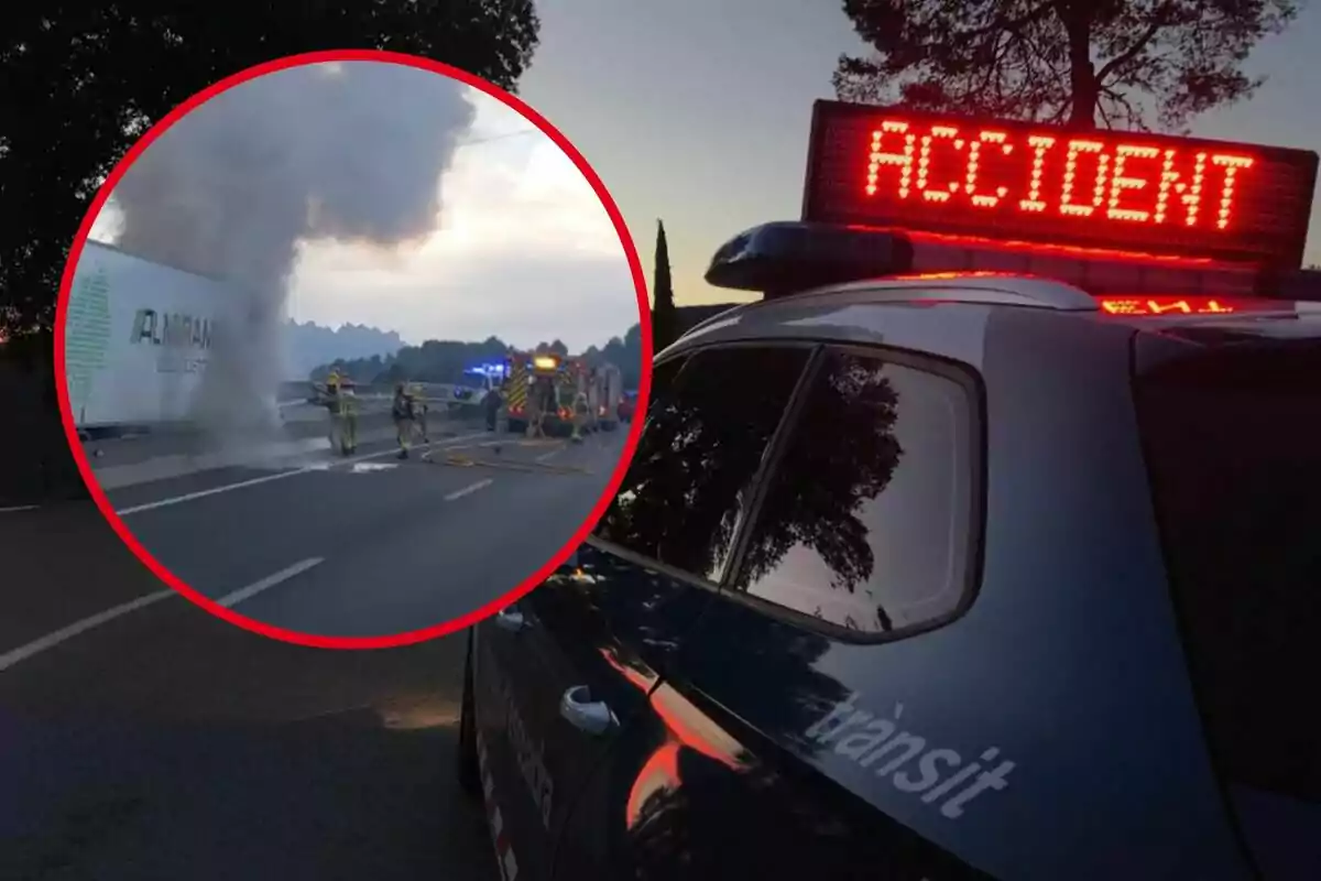 Un cotxe de policia amb un rètol d'ACCIDENT a la carretera mentre els bombers atenen un incident amb un camió en flames.