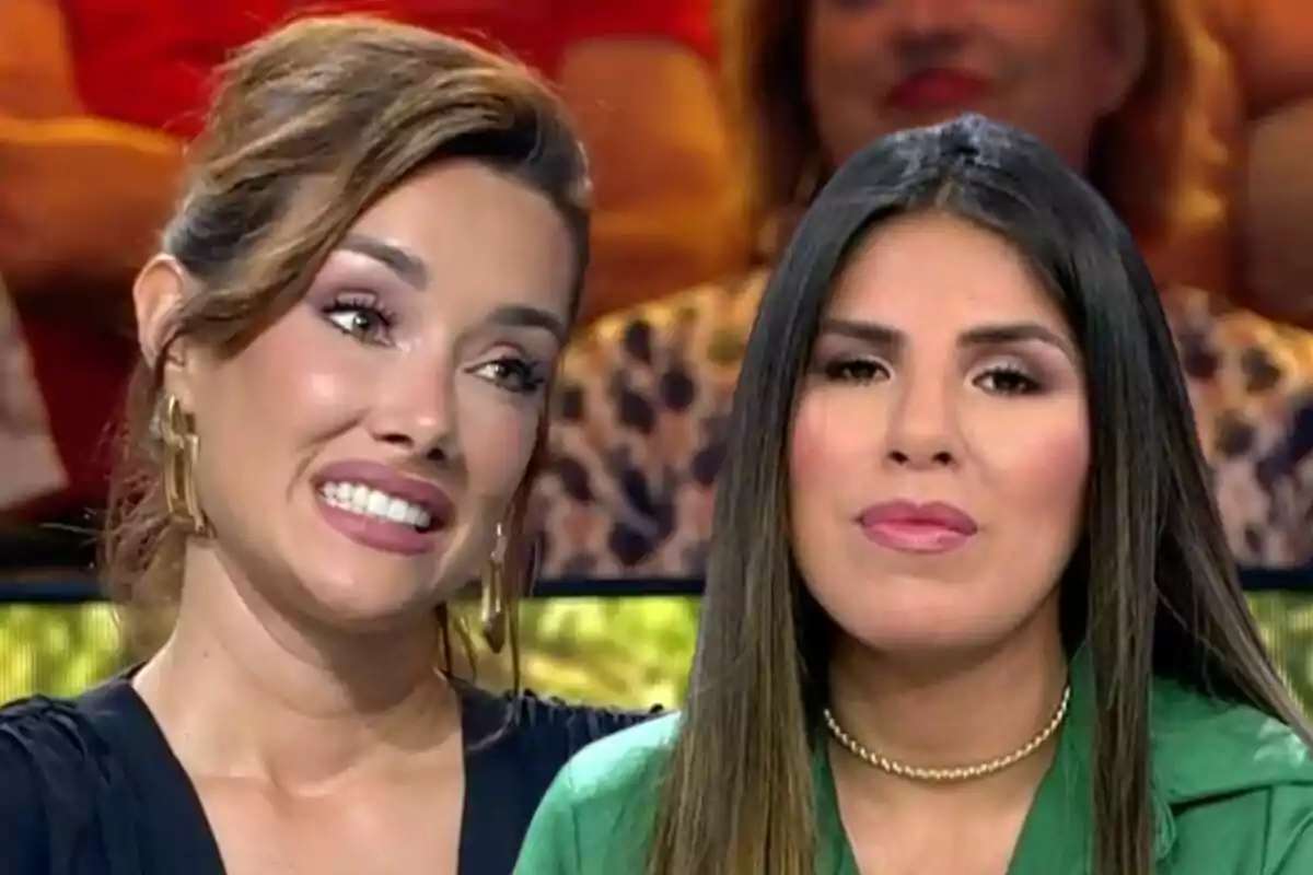 Adara Molinero i Isa Pantoja en un programa de televisió amb expressions facials diferents.