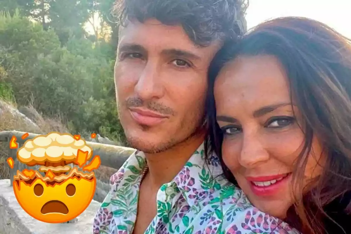 Agustín Etienne i Olga Moreno somrients posen per a una selfie a l'aire lliure amb un emoji de cap explotant a la cantonada inferior esquerra.