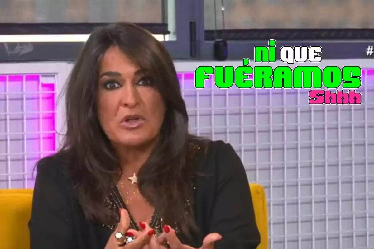 Aída Nizar amb cabell fosc i maquillatge intens està parlant en un programa de televisió, amb un text a la imatge que diu "Ni que fuéramos shhh" en colors brillants.