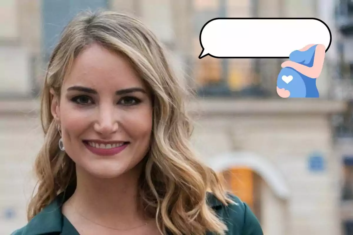 Alba Carrillo sonriente con cabello rubio y un ícono de burbuja de diálogo con una figura de embarazo.