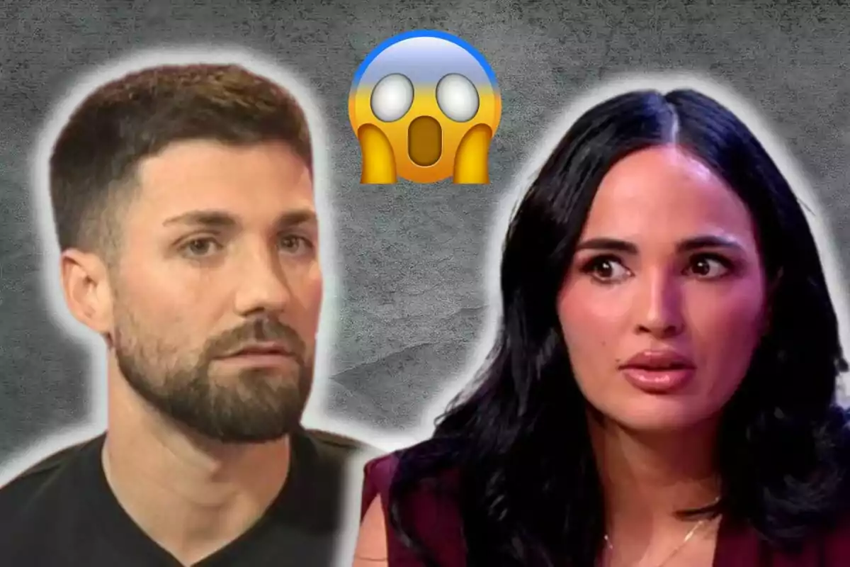 Alejandro Albalá y Claudia Bavel miran sorprendidas con un emoji de cara asombrada entre ellas sobre un fondo gris.