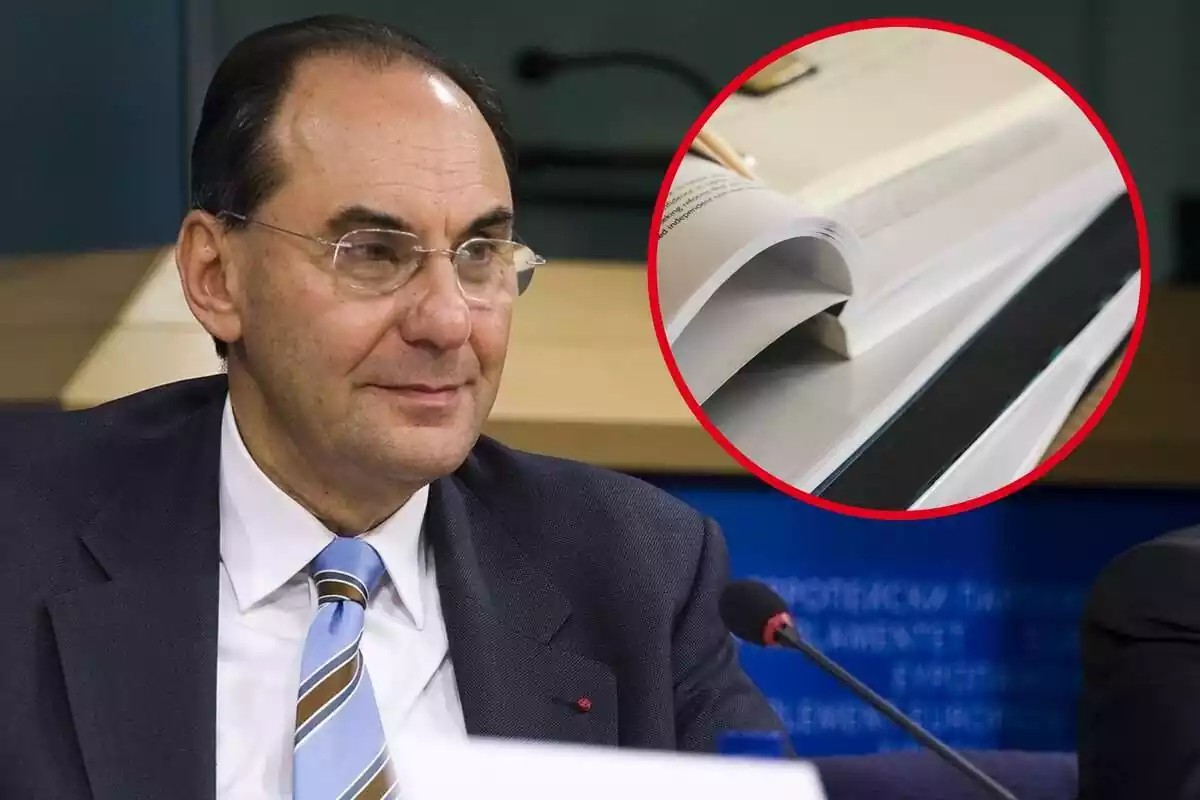 Muntatge d'Alejo VIdal-Quadras, amb uns documents