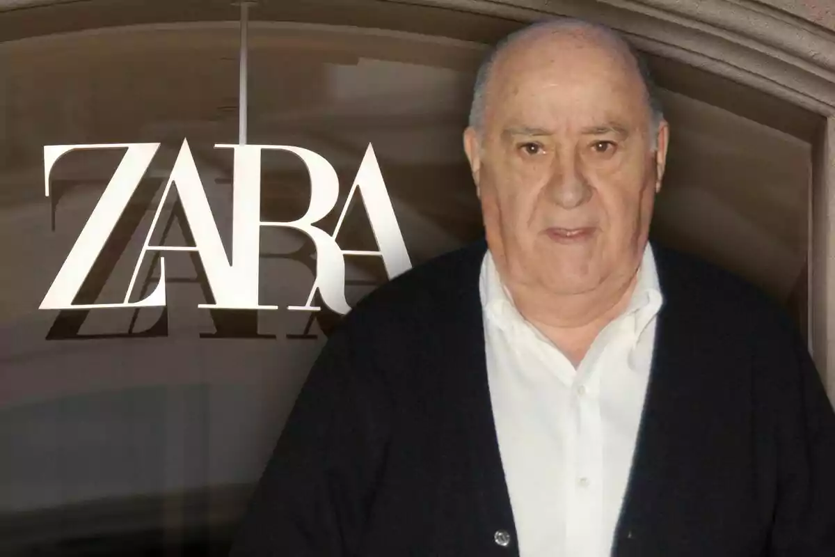 Un hombre mayor con camisa blanca y suéter oscuro está de pie frente a un letrero de Zara.