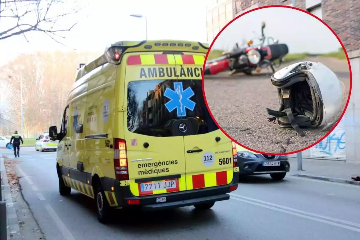 Muntatge d'una ambulància per la part del darrere, una moto a terra i un casc