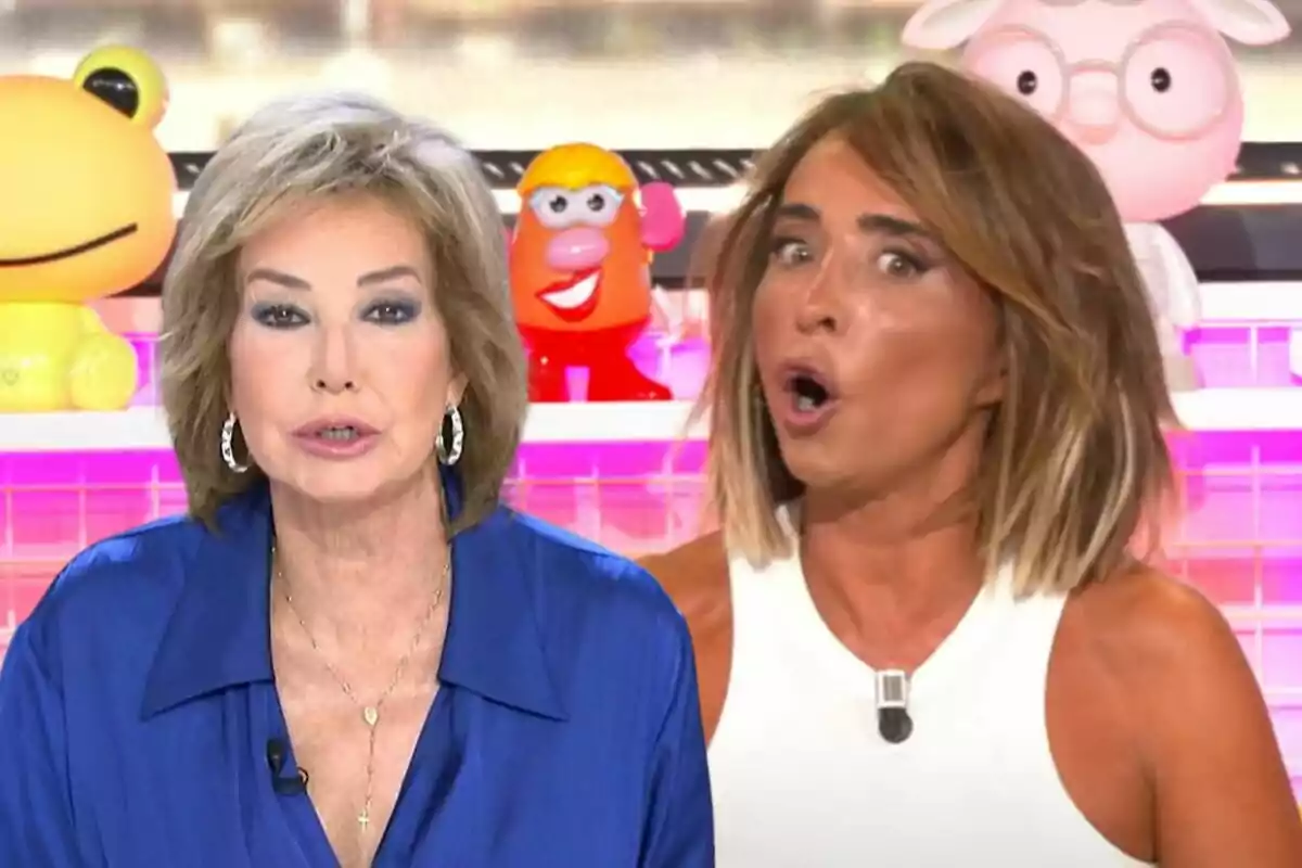 Ana Rosa Quintana i María Patiño en un set de televisió amb joguines acolorides de fons.