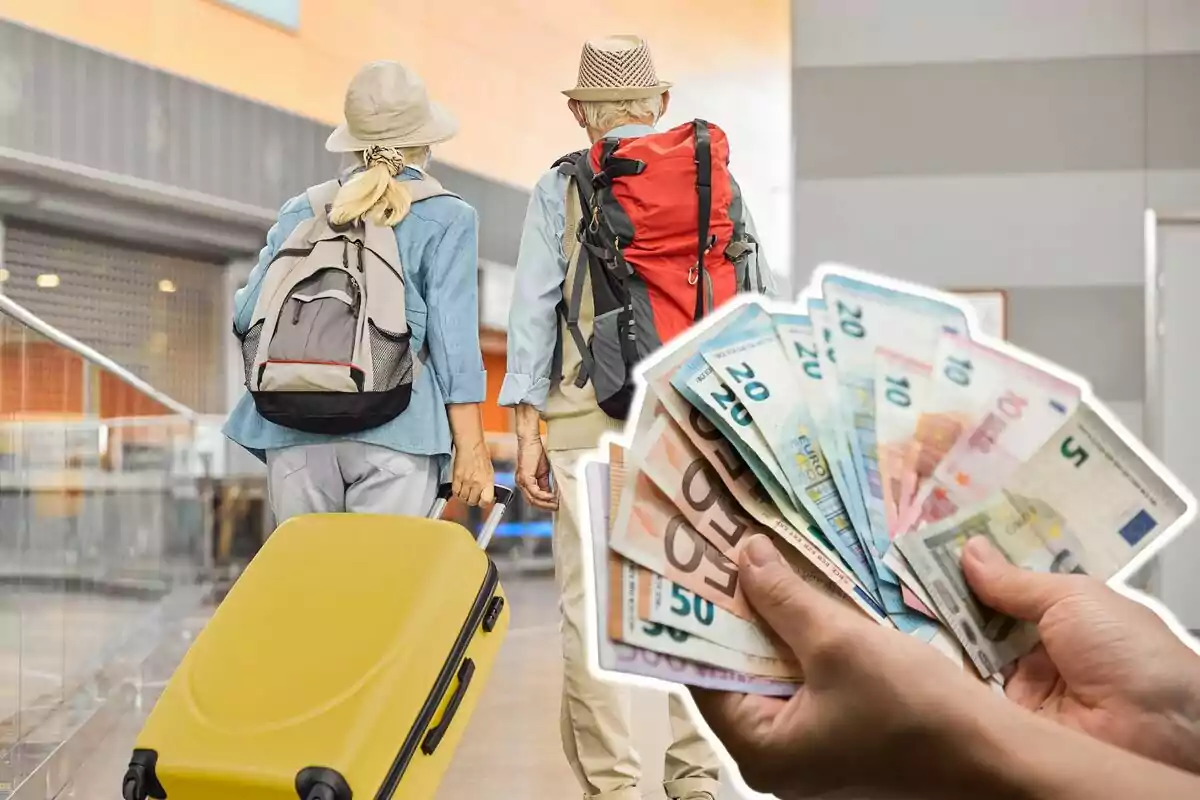 Dues persones amb motxilles i una maleta groga caminant a un aeroport, amb una mà sostenint bitllets de diferents denominacions en primer pla.